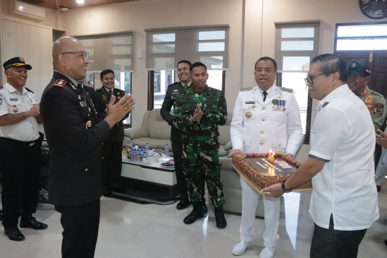 Bawa Nasi Tumpeng..!! Forkopimda Karo Ucapkan Selamat HUT ke 80 Polri ke Kapolres Karo..!!