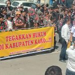 Gas Terus Ketuaa..!! Massa “Serbu” Mapolres Karo, Tuntut Pelaku Penyerangan Kantor LMP Ditangkap..!!