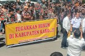 Gas Terus Ketuaa..!! Massa “Serbu” Mapolres Karo, Tuntut Pelaku Penyerangan Kantor LMP Ditangkap..!!