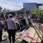 Warga Ketakutan..!! Angin Kencang Terjang Medan Johor, 120 Rumah Rusak Parah, Polsek Deli Tua Berjibaku Bantu Korban..!!