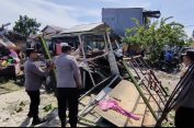 Warga Ketakutan..!! Angin Kencang Terjang Medan Johor, 120 Rumah Rusak Parah, Polsek Deli Tua Berjibaku Bantu Korban..!!