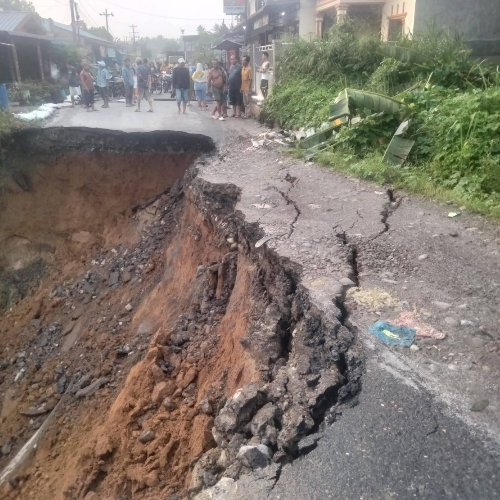 Gawat Laee. !! Gubernur dan Bupati Asyik “Tebar Pesona”, Jalan Lintas STM Hulu Deli Serdang Akhirnya Putus Total..!!
