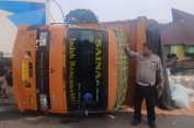 Braakkk..!! Empat Rumah dan Satu Gedung SD Rusak Ditabrak Truk di Sibolangit..!!