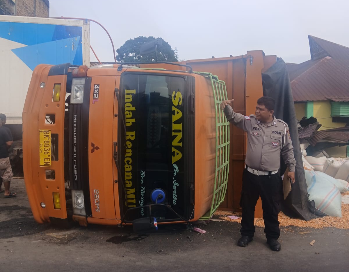 Braakkk..!! Empat Rumah dan Satu Gedung SD Rusak Ditabrak Truk di Sibolangit..!!