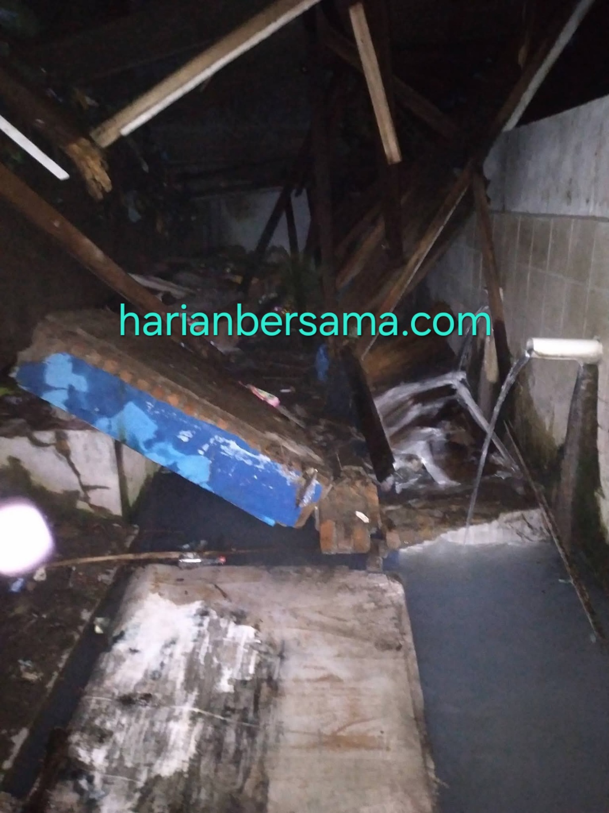 Buummm..!! MCK Roboh, Kata Kades Penen Kena Angin…Eee…Rumah Warga tak Ada yang Rusak..!! Pemeriksaan Inspektorat Deli Serdang “Ecek-ecek”..!!