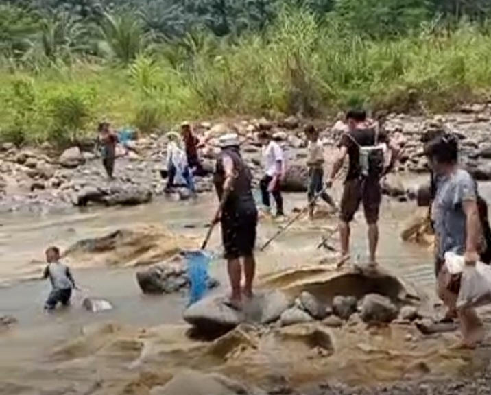 Sungai Seruai Mengering..!! Warga Tiga Kecamatan di Deli Serdang Berbondong-bondong Menangkap Ikan..!!