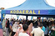 Bersama Rakyat, TNI Kuat..!! Sambut HUT ke 81 TNI, Kodaeral I Gelar Bazar Murah, Masyarakat Merasa Terbantu..!!