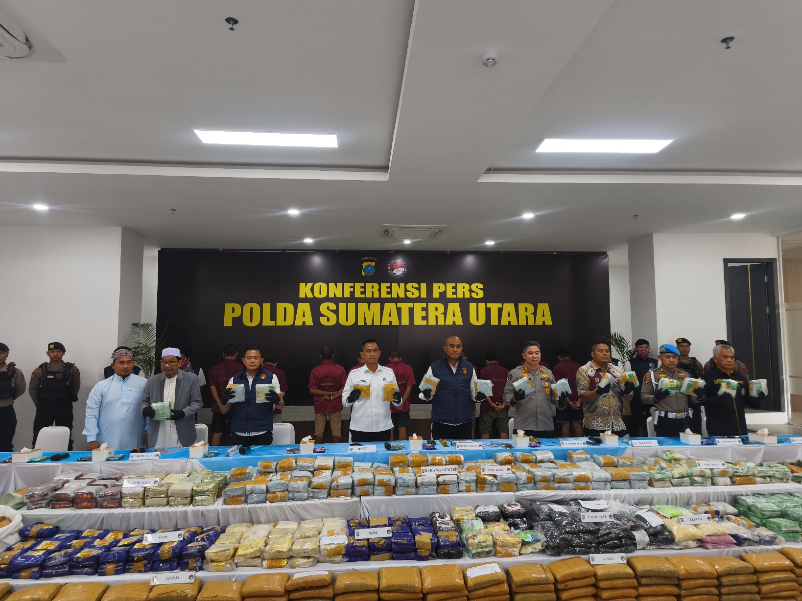 Dirresnarkoba Ni Boss…”Bukan Kaleng-kaleng”..!! Polda Sumut Bongkar Tiga Kasus Narkoba, 244 Kg Sabu Disita, 9 Pelaku Ditangkap..!!