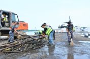 Sambut HUT ke 81 TNI..!! Peduli Kebersihan, Kodaeral l Belawan Gotong Royong “Menyapu” Laut..!!